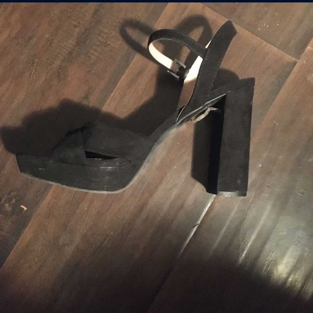 Black heels - Picture 2 of 3